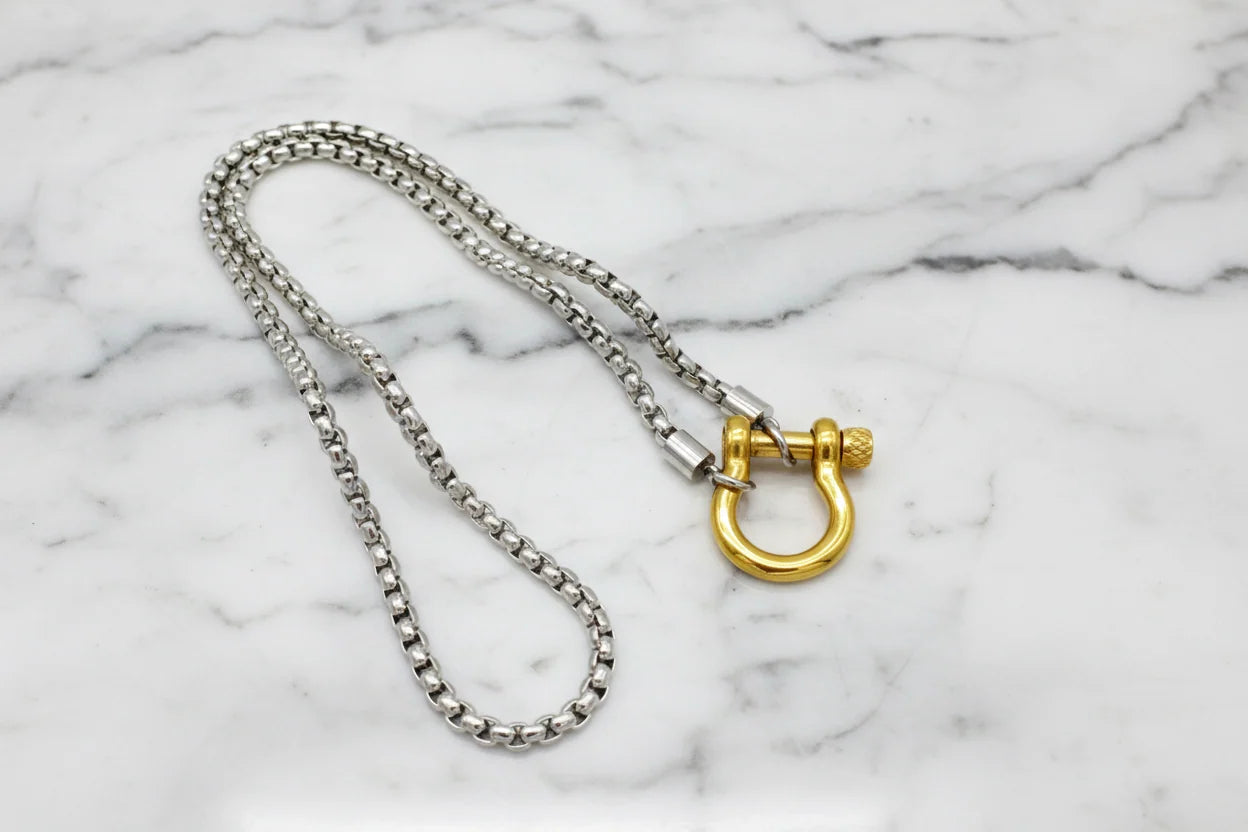 Box Chain Necklace w/ Horseshoe Clasp - 18"
