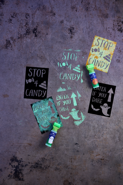 Black Halloween Glow Chalk Set
